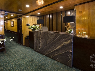 Hera-Cruise-Reception-concierge-floor-(2)